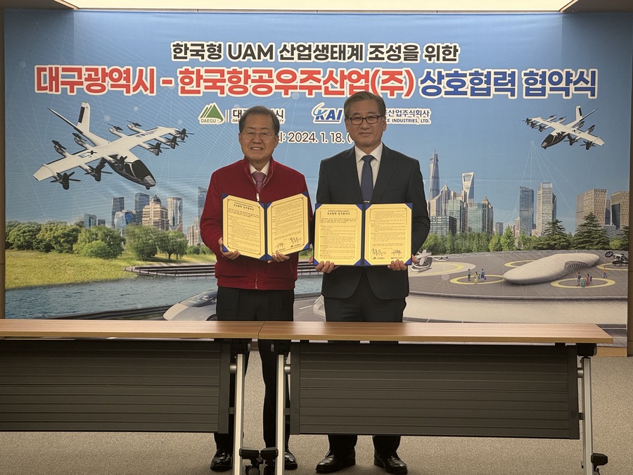 ▲ KAI와 대구시가 한국형 AAM 산업생태계 조성을 위한 상호협력 업무협약(MOU)을 체결했다. (오른쪽부터 KAI 강구영 사장, 대구시 홍준표 시장)ⓒKAI