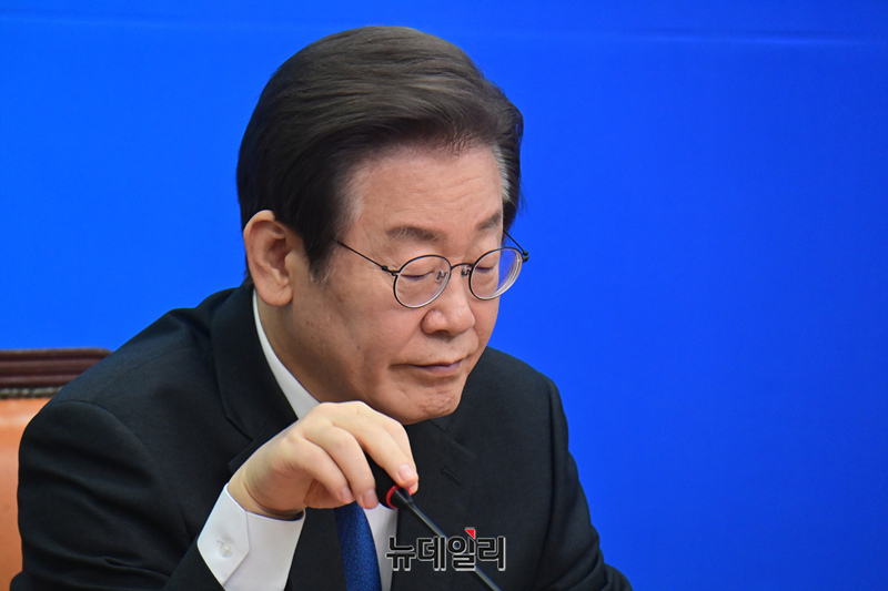 ▲ 이재명 더불어민주당 대표가 17일 국회에서 열린 백범 김구 선생의 증손자  김용만 이사 인재환영식에서 모두발언을 하고 있다. ⓒ이종현 기자