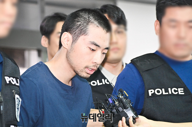 ▲ 서현역 칼부림 사건 피의자 최원종이 2023년 8월10일 오전 경기 성남시 수정경찰서에서 검찰로 송치되고 있다. ⓒ서성진 기자