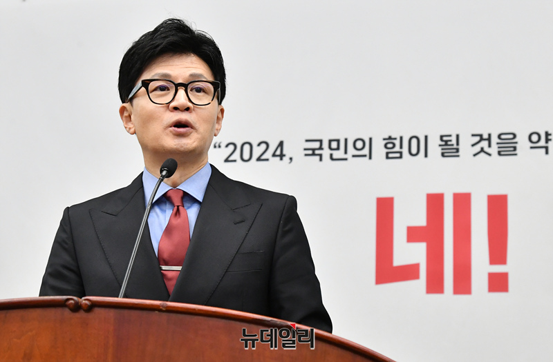 ▲ 한동훈 국민의힘 비상대책위원장이 18일 국회에서 열린 의원총회에 참석해 모두발언을 하고 있다. ⓒ이종현 기자