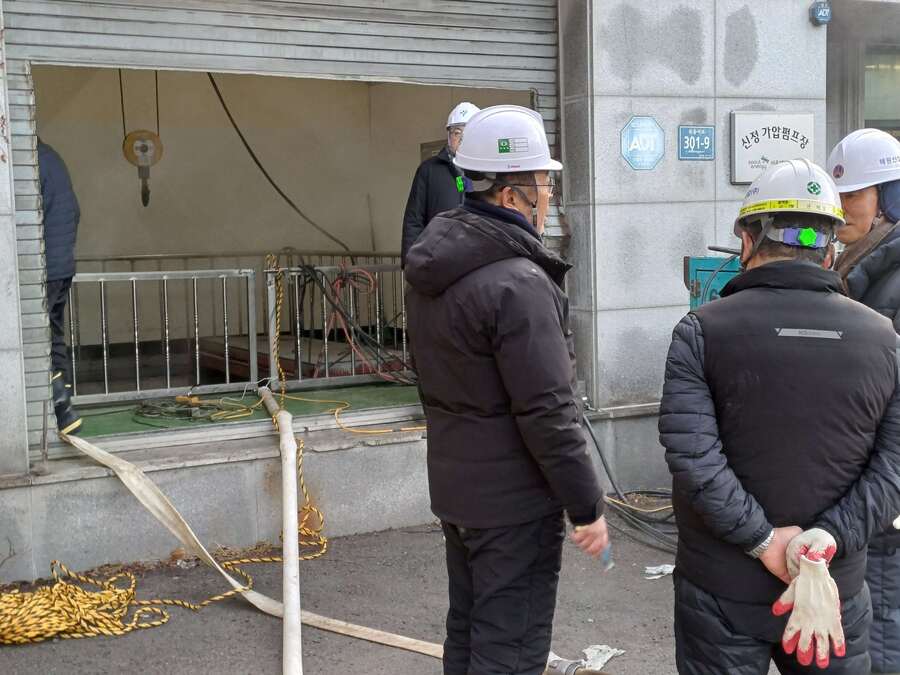 ▲ 18일 오전 서울에너지공사 직원들이 서울 양천구 신정펌프가압장 앞에서 복구작업에 대해 의견을 나누고 있다. ⓒ이바름 기자