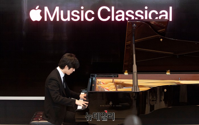 ▲ 임윤찬이 29일 서울 중구 애플스토어 명동에서 열린 '애플 뮤직 클래시컬' 출시 기자간담회에서 피아노 연주를 하고 있다.ⓒ서성진 기자