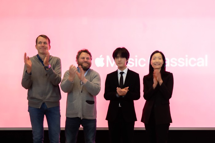 ▲ 크리스토퍼 모저(왼쪽부터) 애플 인터내셔널 서비스 시니어 디렉터, 조너선 그루버 애플 뮤직 클래시컬 총괄, 피아니스트 임윤찬, 한수정 애플 코리아 서비스 컨트리 리드.ⓒ애플