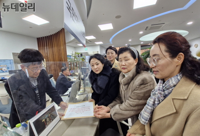 ▲ 이한별 북한인권증진센터 대표가 18일 오후 북한인권단체들을 대표해 국민권익위원회에 조태열 외교부 장관 앞으로 공개서한을 전달했다. ⓒ조문정 기자