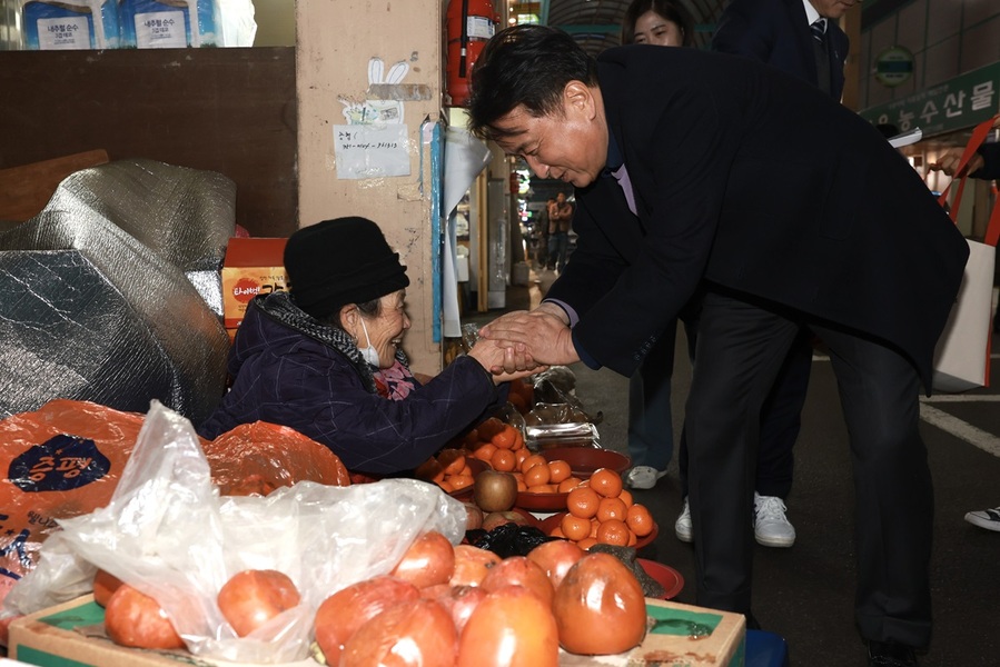 ▲ 김영환 충북도지사가 18일 증평 장뜰시장에서 한 여성 상인가 반갑게 악수를 하고 있다.ⓒ충북도