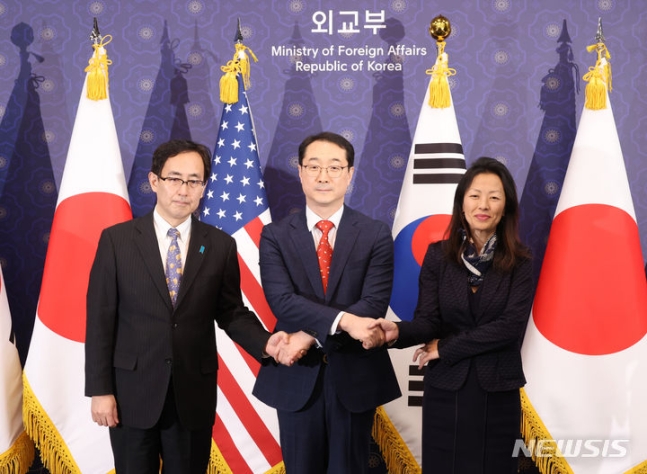 ▲ 나마즈 히로유키 (왼쪽부터) 일본 외무성 아시아대양주국장, 김건 외교부 한반도평화교섭본부장, 정 박 미국 국무부 대북고위관리가 18일 오후 서울 종로구 외교부에서 열린 한미일 북핵수석대표협의에 참석해 기념촬영을 하고 있다. ⓒ공동취재/뉴시스