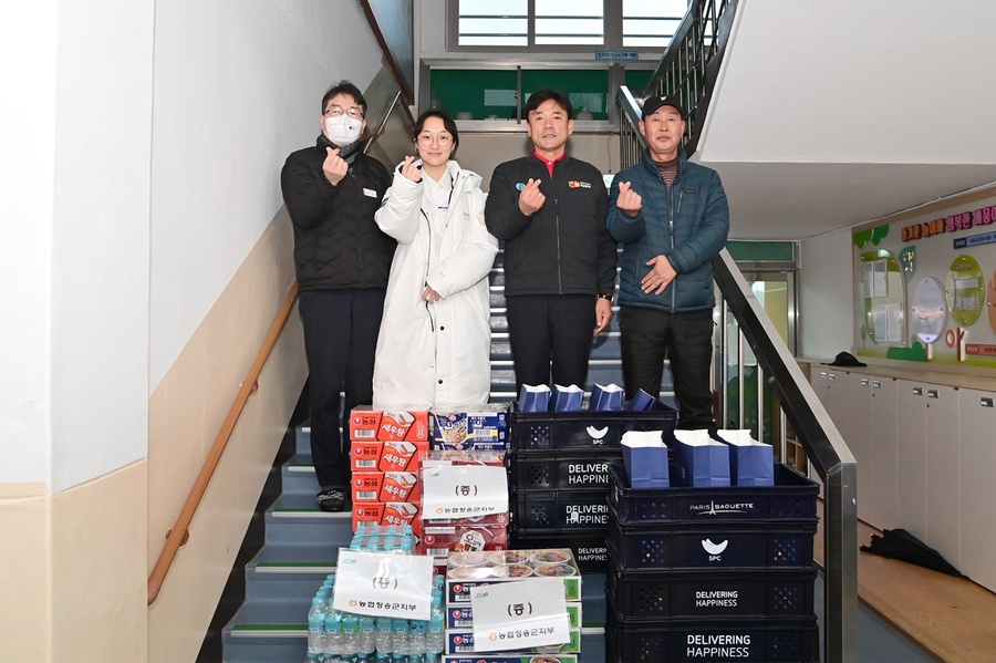 ▲ 청송군(군수 윤경희)은 동국대학교 한의학과 및 간호대학 연합동아리 한방진료 봉사단 회원 60여 명이 1월 18일부터 22일까지 5일간 청송군 현동면 도평초등학교에서 군민들을 대상으로 무료 한방진료를 실시한다.ⓒ청송군