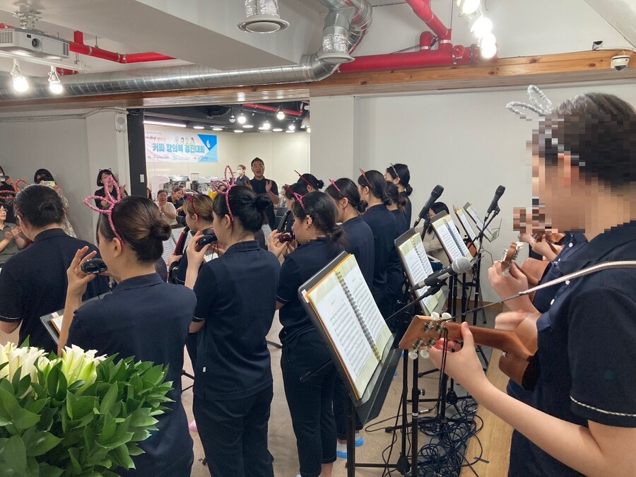▲ 음악 수업 진행에 도움을 준 후원자를 초청해 연 콘서트에서 지역 아동복지시설 입소 아동들이 연주하고 있다.ⓒ수성구