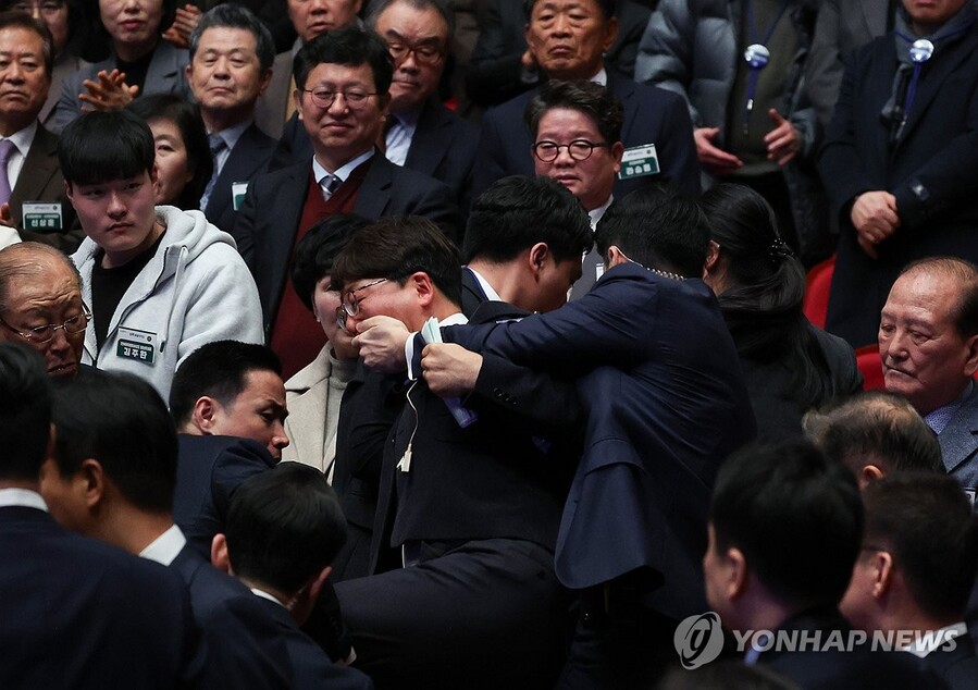 ▲ ▲ 진보당 강성희 의원이 18일 전주시 덕진구 한국소리문화의전당 모악당에서 열린 전북특별자치도 출범식에서 윤석열 대통령이 입장하며 참석자들과 악수하는 동안 경호원들에게 제지당해 끌려나가고 있다. ⓒ연합뉴스