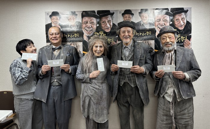 ▲ 연극 '고도를 기다리며' 만원사례 현장.ⓒ파크컴퍼니