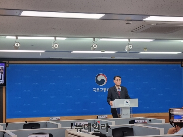 ▲ 강희업 대도시권광역교통위원장이 19일 오전 정부세종청사에서 수도권지하철 5호선 연장 사업 관련 조정안을 발표하고 있다. 사진=정영록 기자