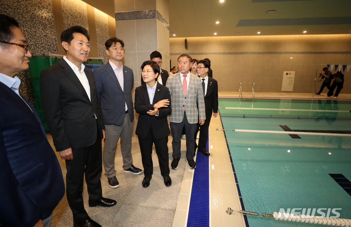 ▲ 오세훈 서울시장이 지난해 6월7일 오전 서울 은평구 청년안심주택 '은평청여울수영장' 개관식에서 내빈들과 수영장 내부를 둘러보고 있다. ⓒ뉴시스