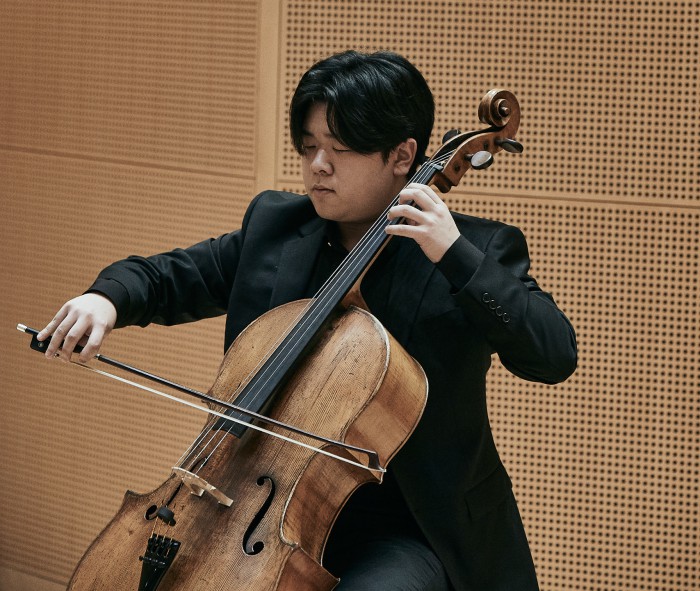 ▲ 한재민이 '2024 롯데콘서트홀 인 하우스 아티스트' 기자간담회에서 바흐의 첼로 모음곡 1번 중 '사라방드'를 연주하고 있다.ⓒ롯데문화재단