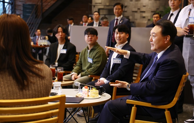 ▲ 윤석열 대통령이 19일 강원도 강릉 한 카페에서 열린 강원 지역 청년과의 대화에서 참석 대학생들과 대화하고 있다.ⓒ뉴시스