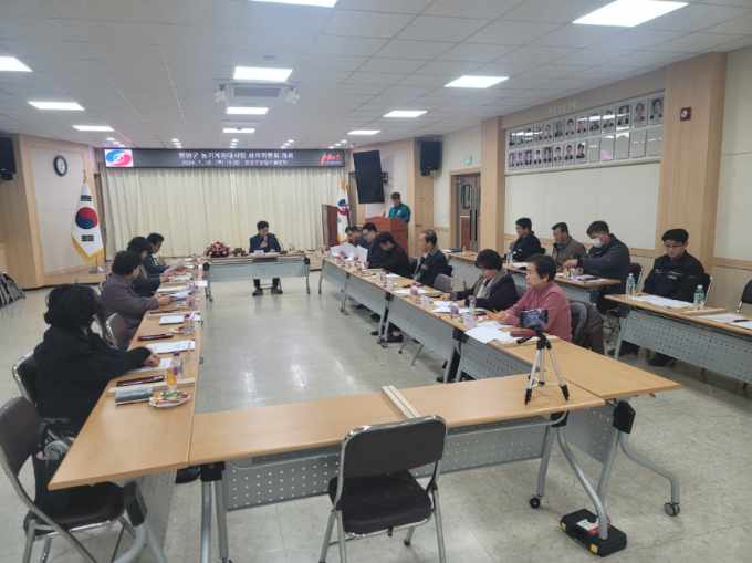 ▲ 영양군(군수 오도창)에서는 1월 18일 농업기술센터 대회의실에서 심의위원 및 관계자 등 20여 명이 참석해 ‘2024년 농기계임대사업 심의위원회’ 정기회를 열었다.ⓒ영양군