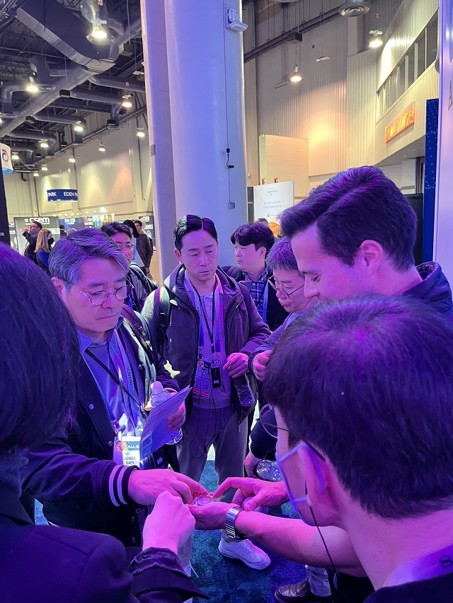 ▲ JB금융그룹 전북은행 백종일 은행장이 세계시장의 새로운 기술의 흐름과 최첨단 산업 분야의 현황 및 트렌드를 살펴보며, 전북은행의 신성장 동력 및 미래 먹거리 발굴을 위한 행보에 나섰다. ⓒ전북은행