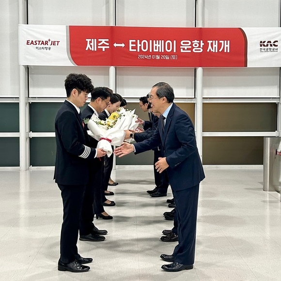 ▲ 이스타항공 조중석 대표를 비롯한 임원진 등이 승무원들에게 꽃다발을 나눠주고 있다. ⓒ이스타항공