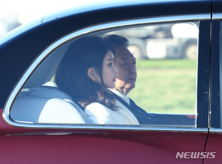 ▲ 지난해 11월 영국 국빈 방문 일정을 마치고 프랑스 파리로 향하는 윤석열 대통령과 부인 김건희 여사.ⓒ뉴시스