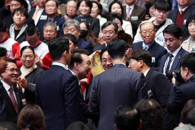 ▲ 윤석열 대통령이 18일 전주 덕진구 한국소리문화의전당 모악당에서 열린 전북특별자치도 출범식에 입장하며 강성희 진보당 의원과 악수하고 있다. ⓒ뉴시스