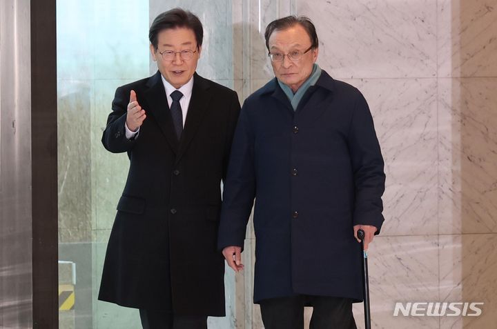 ▲ 이재명 더불어민주당 대표와 이해찬 전 대표가 21일 오후 서울 여의도 한 식당에서 회동을 마치고 밖으로 나서고 있다.  ⓒ뉴시스