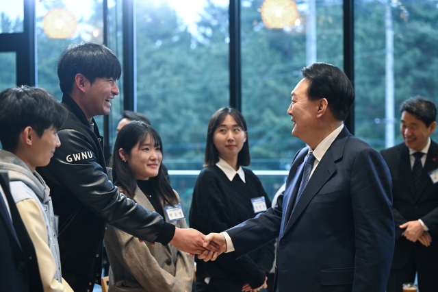 ▲ 윤석열 대통령이 지난 19일 강원특별자치도 강릉의 한 카페에서 열린 '강원지역 청년과의 대화' 행사에서 지역 대학생들과 인사를 나누고 있다.ⓒ대통령실 제공