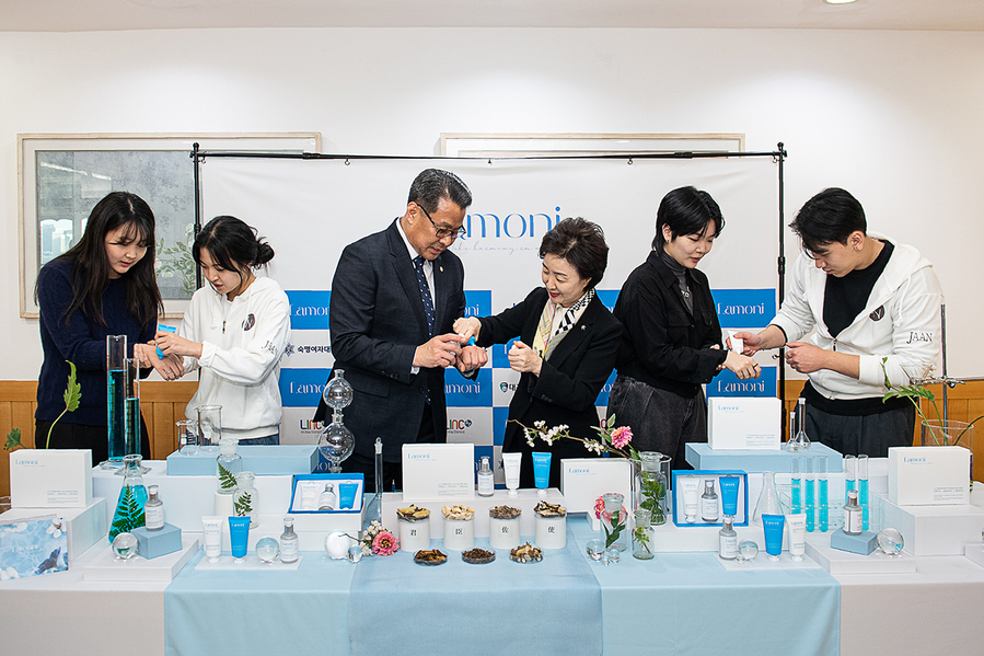 ▲ 대구한의대학교(총장 변창훈)와 숙명여자대학교(총장 장윤금)는 4차 산업혁명 시대에 세계적인 글로벌 대학으로 성장·발전하기 위해 국내 최초로 대학 간 협업을 통해 공동 브랜드 화장품을 출시했다.ⓒ대구한의대