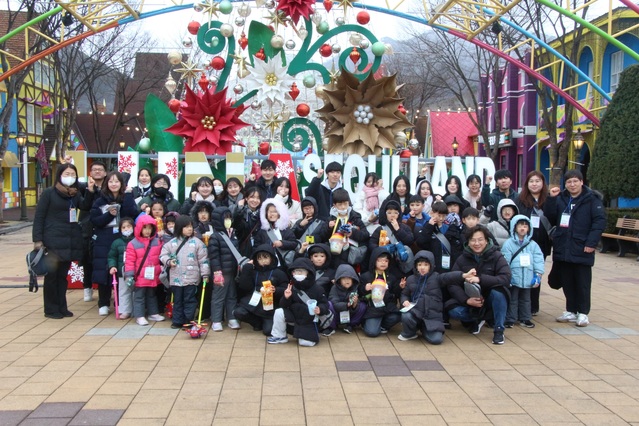 ▲ 중기연합봉사단이 20일 서울랜드에서 지온보육원 아이들과 함께하는 눈썰매장 체험 봉사활동을 진행하고 기념촬영을 하고 있다. ⓒ중기중앙회