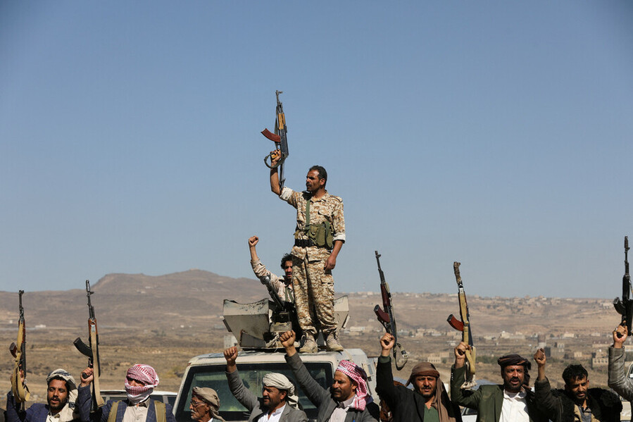▲ 후티 반군과 그 지지자들이 지난 14일 예멘 수도 사나 인근에서 대규모 반이스라엘 집회를 열고 있다.ⓒ로이터연합뉴스