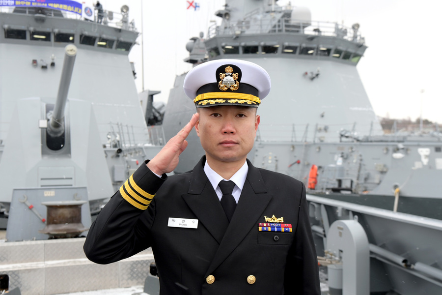 ▲ 1월 22일 해군2함대사령부에 정박 중인 천안함에서 박연수 중령이 경례를 하고 있다. ⓒ해군 제공