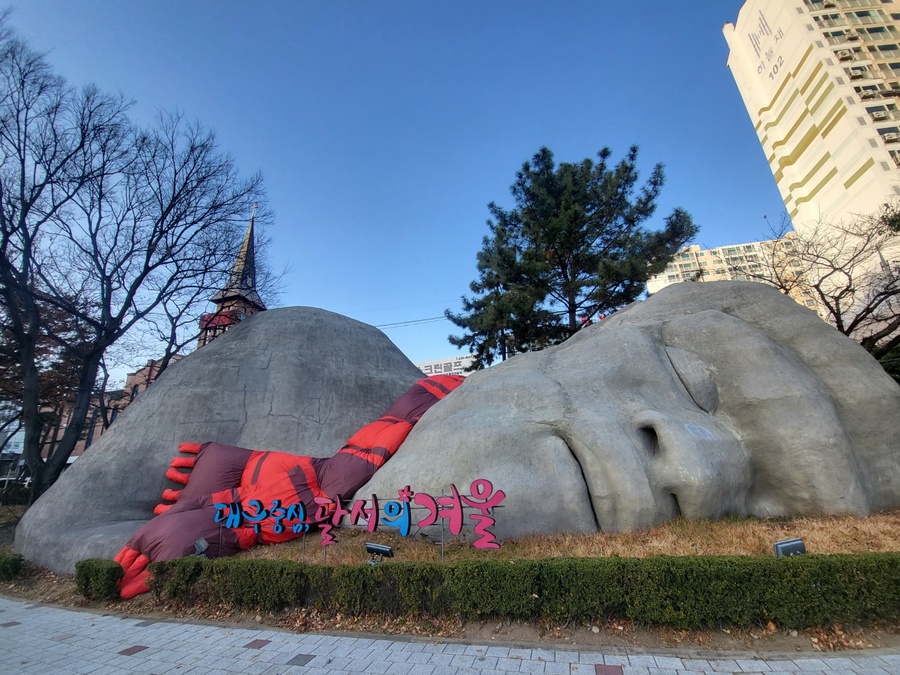 ▲ 대구 달서구(구청장 이태훈)가 1월 22일부터 1월 30일까지 관내 진천동에 위치한 ‘이만 년의 역사가 잠든 곳’ 거대 원시인 조형물의 정식 명칭을 정하기 위한 SNS 공모 이벤트를 펼친다.ⓒ달서구