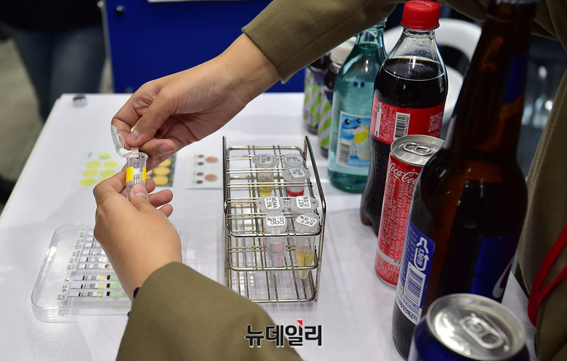 ▲ 경찰청이 개발한 휴대용 마약탐지 키트. ⓒ정상윤 기자