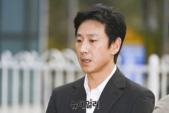 ▲ 마약 투약 혐의로 입건된 배우 이선균이 시약검사 1주일만인 지난해 11월 4일 오후 인천 논현경찰서에 출석하며 입장을 밝히고 있다. ⓒ서성진 기자