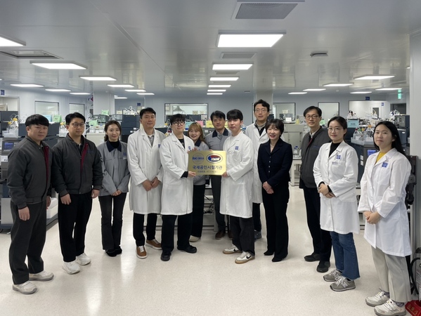 ▲ 임나영 종근당 품질경영담당 이사(오른쪽에서 네 번째) 등 임직원들이 종근당 천안공장에서 국제 공인시험기관 인증마크를 들고 기념촬영하고 있다.ⓒ종근당 제공