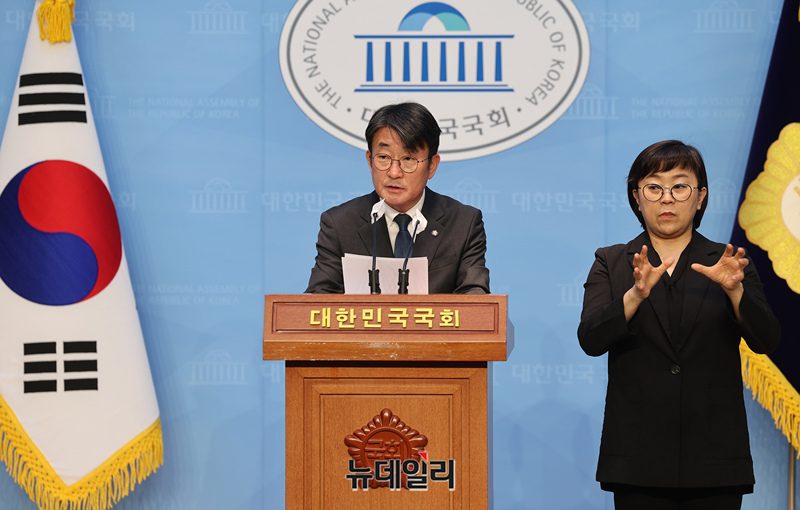 ▲ 최종윤(경기 하남) 더불어민주당 국회의원이 22일 오전 국회소통관에서 총선 불출마 기자회견을 갖고 있다. ⓒ정상윤 기자