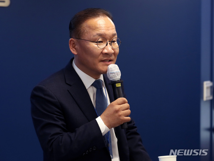 ▲ 강위원 더민주전국혁신회의 공동대표가 지난해 6월4일 오후 서울 여의도 더불어민주당 중앙당 당원존에서 열린 더민주전국혁신회의 출범식에서 사회를 보고 있다. ⓒ뉴시스