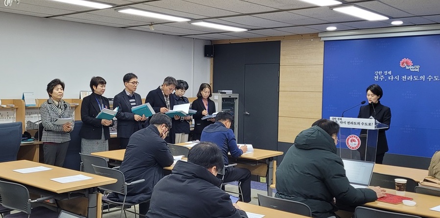 ▲ 전주시보건소 김신선 소장은  23일 열린 신년 브리핑을 통해 이 같은 내용을 골자로 ‘시민과 함께 건강, 함께 안전, 행복한 전주’를 비전으로 한 보건·의료분야 7대 추진 방향을 제시했다.ⓒ전주시 사진 제공.