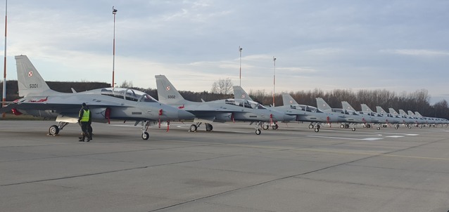 ▲ 한국항공우주산업(KAI)의 FA-50GF 12대가 폴란드 민스크 공군기지 주기장에 일렬로 세워져 있다.ⓒ한국항공우주산업