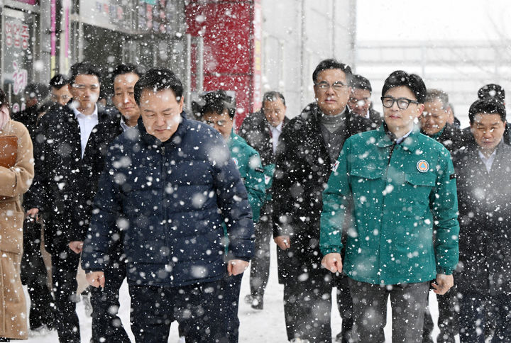 ▲ 윤석열 대통령과 한동훈 국민의힘 비상대책위원장이 23일 충남 서천특화시장 화재 현장을 방문해 피해 상황을 점검한 뒤 소방대원 대기 천막으로 이동하고 있다. (사진=대통령실 제공) 2024.01.23. ⓒ뉴시스