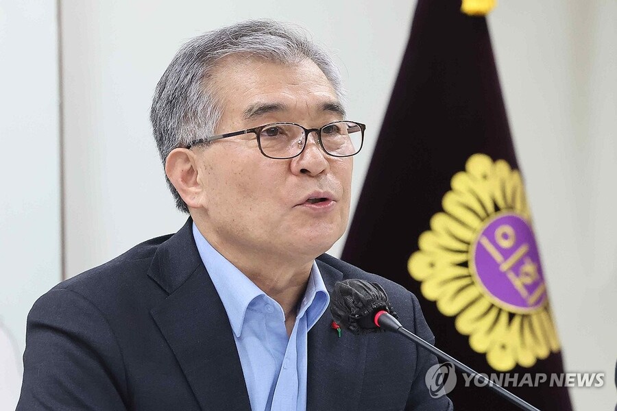 ▲ 김현기 서울시의회 의장이 23일 오전 서울 중구 서울시의회 의원회관에서 열린 신년간담회에서 저출생 극복 모델을 설명하고 있다.ⓒ연합뉴스