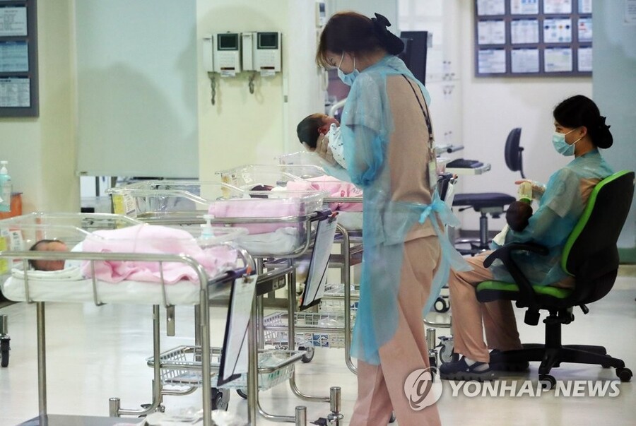 ▲ 서울 강남차병원 산부인과 신생아실에 간호사들이 신생아를 돌보고 있다. ⓒ연합뉴스