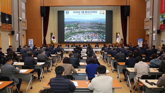 ▲ 주낙영 경주시장 갑진년 새해 확대간부 회의를 개최하고 내년 국비확보 등 다양한 역점사항을 주문하고 있다.ⓒ경주시