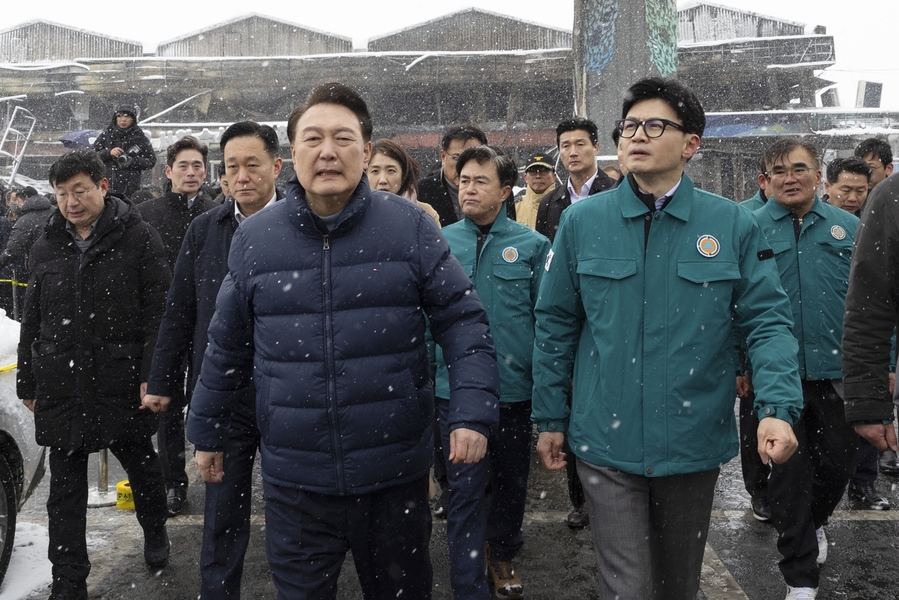 ▲ 윤석열 대통령이 23일 충남 서천군 서천시장 화재 현장에서 한동훈 국민의힘 비상대책위원장과 함께 피해 상황을 둘러보고 있다. ⓒ연합뉴스