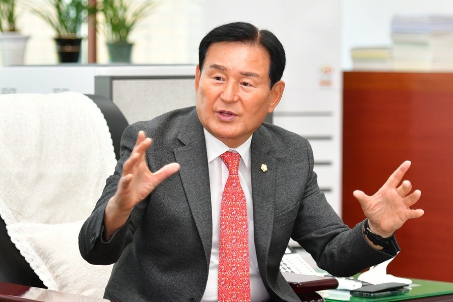 ▲ 김병국 충북 청주시의장이 23일 뉴데일리와 신년인터뷰르 하고 있다.ⓒ청주시의회