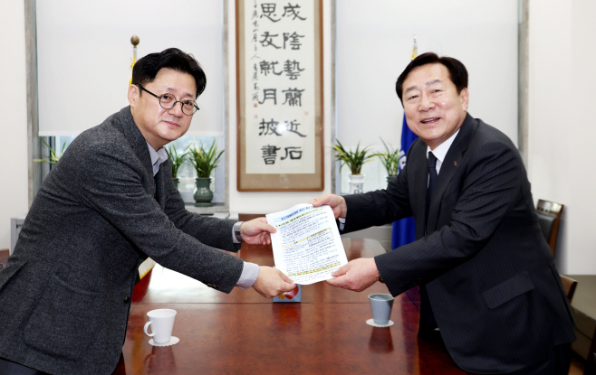 ▲ 홍익표 더불어민주당 원내대표(왼쪽부터)와 김기문 중기중앙회장이 24일 서울 여의도에 있는 국회에서 만나 50인 미만 중처법 유예 연장을 호소하고 있다.ⓒ중소기업중앙회