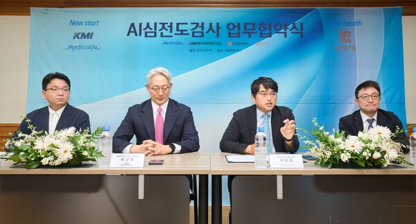 ▲ 이창재 대웅제약 대표가 지난해 9월 MOU 체결식에서 부정맥과 심부전 영역에서 AI솔루션 제공 방향을 설명하고 있다.ⓒ대웅제약 제공