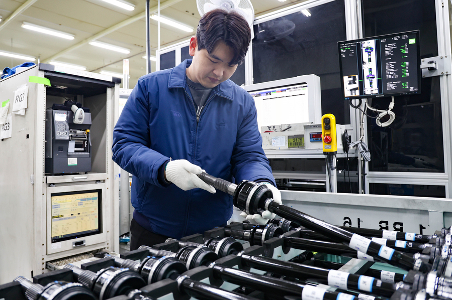 ▲ 현대위아 직원이 창원3공장에서 등속조인트를 생산하는 모습. ⓒ현대위아