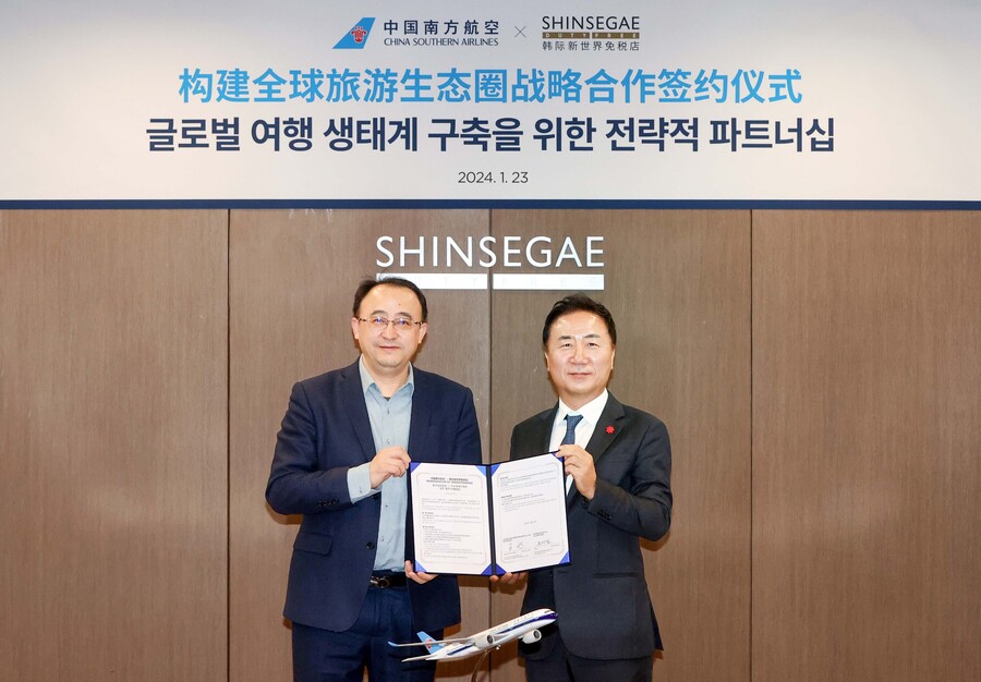 ▲ 지난 23일 서울 중구 신세계면세점 본사에서 진행된 마케팅 업무협약식에서 중국남방항공 왕쉰 한국 지사장(왼쪽)과 신세계면세점 유신열 대표이사(오른쪽)가 기념 촬영을 하고 있다.ⓒ신세계면세점