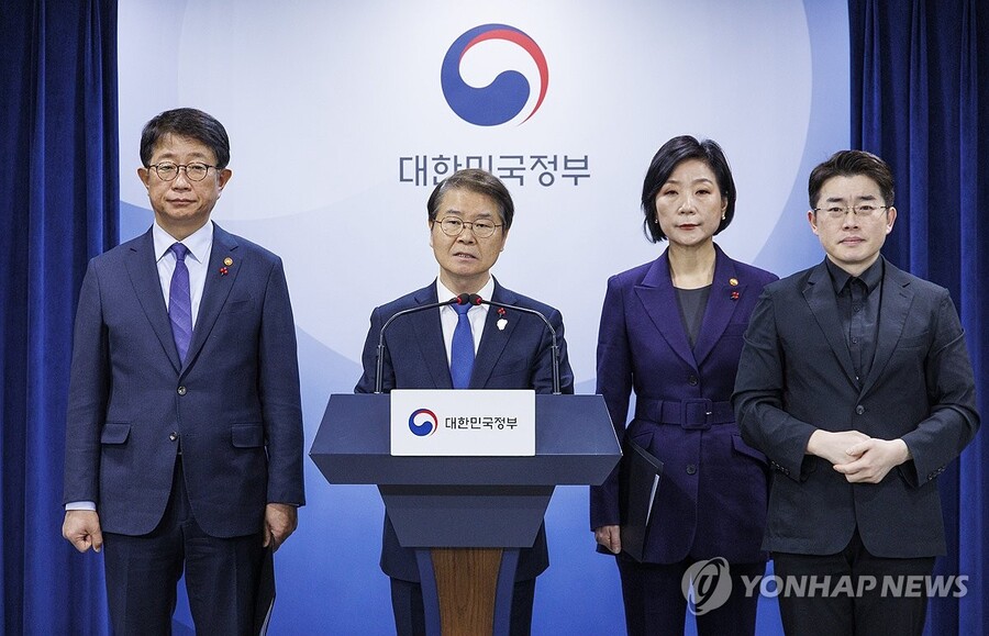 ▲ 국토부·고용노동부·중소벤처기업부 장관이 24일 오전 서울 종로구에 있는 정부서울청사에서 중대재해기업처벌법 추가 유예를 위한 합동 브리핑을 하고 있다. 맨 왼쪽부터 박상우 국토교통부 장관,이정식 고용노동부 장관, 오영주 중소벤처기업부 장관.ⓒ연합뉴스