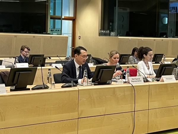 ▲ 김건 한반도평화교섭본부장이 23일(현지시간) 벨기에 브뤼셀에 있는 유럽연합(EU) 본부를 방문해 27개 EU 회원국의 대사급 협의체인 정치안보위원회(PSC)에 참석해 북한의 핵·미사일과 사이버 위협에 대해 브리핑하고 있다. ⓒ외교부 제공