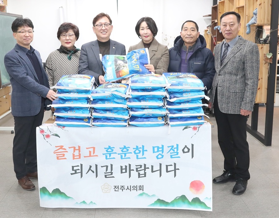 ▲ 이기동 전주시의회 의장과 의회사무국 직원들은 전주 중화산동 가람학교를 방문해 10kg들이 백미 20포를 전달하고 교직원, 학생들과 함께 소통의 시간을 가졌다.ⓒ전주시의회 사진 제공.